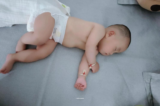 泉州三个月宝宝抬头不稳